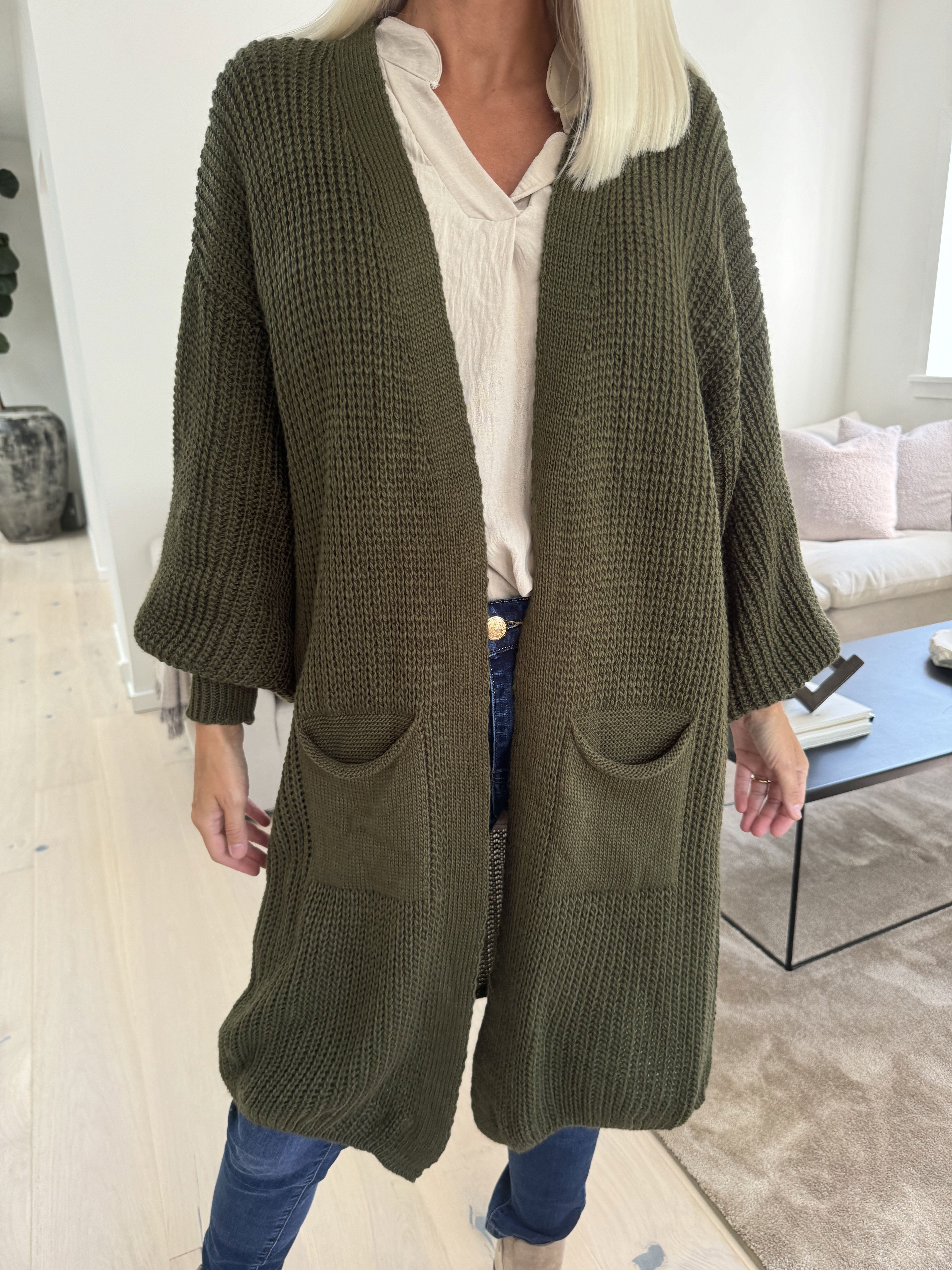 Sally Midi - Snygg stickad kofta med ballongärmar och fickor